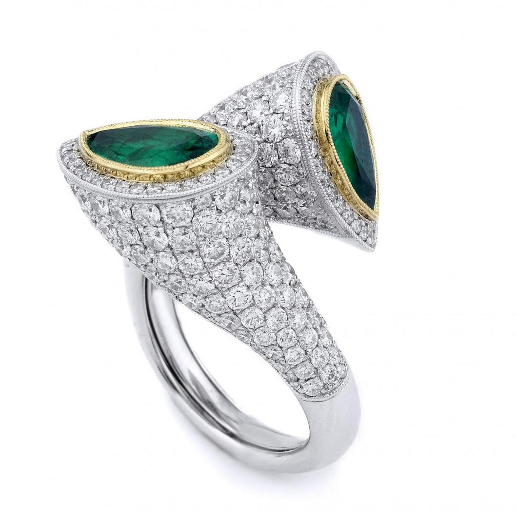 18k White Gold Pear-Shaped Emerald Diamond Ring